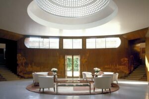 Eltham Palace - London - Eingangshalle: Ein Meisterwerk des Art Déco – die lichtdurchflutete Eingangshalle mit ihrer berühmten Glaskuppel