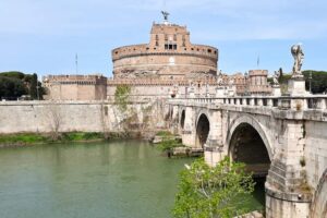 Engelsburg - Rom - Außenansicht der Burg am Tiber, Rom, mit der davorliegenden Engelsbrücke (Ponte Sant'Angelo)