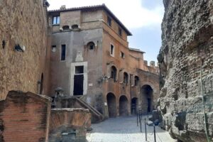 Engelsburg - Rom - Innenansicht mit historischer Rampe und alter Mauer
