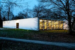 Ernst Barlach Haus - Hamburg - Architektur: Das Museumsgebäude als flacher, lichtdurchströmter Solitär am Abend im Jenischpark