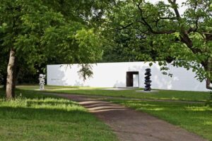 Ernst Barlach Haus - Hamburg - Außenansicht: Das klassizistische Landhaus des 19. Jahrhunderts im Jenischpark mit Skulpturen von Tony Cragg