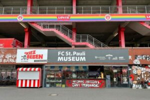 FC St. Pauli Museum - Hamburg - Außenansicht: Eingangsbereich des Museums am Millerntor-Stadion mit Graffiti und Regenbogen-Streifen