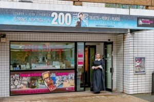 Florence Nightingale Museum - London - Außenansicht: Der Eingangsbereich ins Museum mit dem Gift Shop und einer Frau in historischer Krankenschwester-Uniform