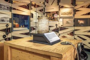 Florence Nightingale Museum - London - Laterne: Die historische Laterne von Florence Nightingale in einer Vitrine mit Begleittext und Audioguide-Station