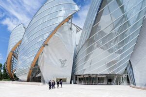 Fondation Louis Vuitton - Paris - Architektur von Frank Gehry: Nahansicht des Eingangs mit den charakteristischen Glassegeln