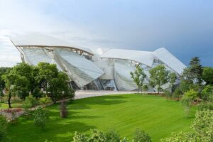 Fondation Louis Vuitton - Paris - Außenansicht: Gehrys gläserne, segelartige Museumskomplex im Bois de Boulogne.