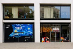 Frameless - London - Außenansicht: Eingangsbereich der immersiven Kunstgalerie mit einer großflächigen Grafik von Van Goghs „Sternennacht“