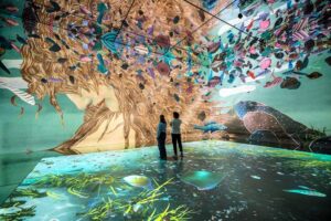 Frameless - London - Beyond Reality: Immersive Darstellung von Thomas Lowinskys - The Dawn of Venus - in der verspiegelten Galerie