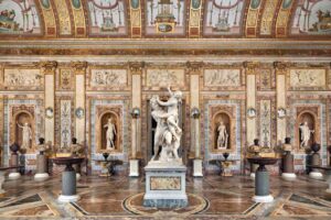 Galleria Borghese - Rom - Sala degli Imperatori (Saal der Kaiser) mit der Skulptur: Der Raub der Proserpina von Bernini