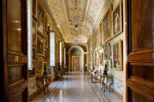 Galleria Corsini - Rom - Galerieflur mit klassischer Deckenmalerei, antiken Möbeln und Gemäldesammlung