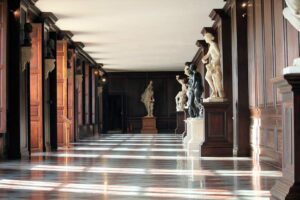 Hampton Court Palace - London - Innenraum: Der lichtdurchflutete Raum mit Skulpturen präsentiert antike Kunstwerke in einem herrschaftlichen Ambiente