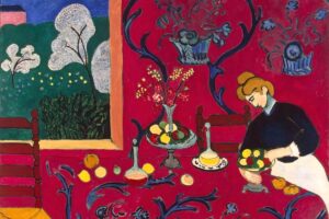 Die Harmonie in Rot (La Desserte roug): Ein intensiv rotes Zimmer mit einer Frau am Tisch und Blick in den Garten