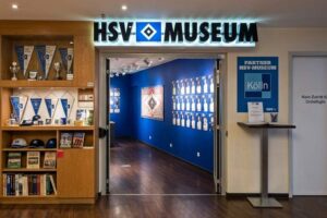 HSV Museum - Hamburg - Eingangsbereich mit historischen Sammlerstücken, Pokalen und der Ahnengalerie im Volksparkstadion