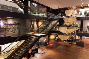 Internationales Maritimes Museum Hamburg - Architektur: Moderne Stahltreppe über mehrere Ausstellungsebenen