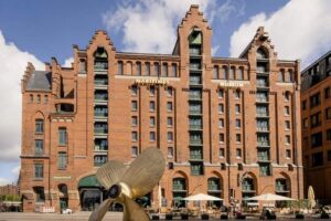 Internationales Maritimes Museum - Hamburg - Außenansicht: Historischer Kaispeicher B in der Speicherstadt mit Schiffspropeller im Vordergrund