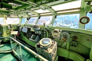 Intrepid Museum - New York - Blick auf den Steuerstand des Flugzeugträgers