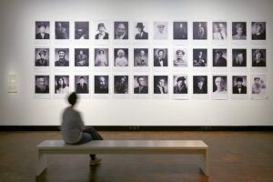 Jüdisches Museum - München - Ausstellung: Die dritte Generation mit einer Wandinstallation aus zahlreichen Schwarz-Weiß-Porträts