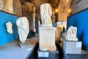 Kolosseum - Rom - Ausstellung mit antiken Marmor-Skulpturen und Fragmenten