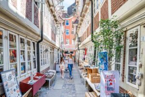 Kramer-Witwen-Wohnung - Hamburg - Die historische Gasse Krayenkamp mit Fachwerkfassaden und Souvenirgeschäften