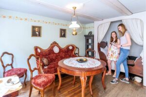 Kramer-Witwen-Wohnung - Hamburg - Historische Wohnstube mit einem traditionellen Alkovenbett aus dem 17. Jahrhundert