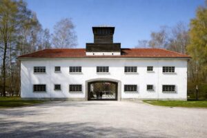 KZ-Gedenkstätte Dachau - Jourhaus: Das historische Eingangsgebäude mit dem Wachturm