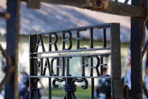 KZ-Gedenkstätte Dachau - Detailansicht des Lagertores mit dem Schriftzug'Arbeit macht frei'