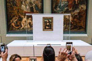 Leonardo da Vinci - Mona Lisa: Das berühmteste Porträt der Welt hinter Schutzglas im Louvre Museum