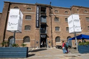 London Museum Docklands - Außenansicht: Das historische Lagerhausgebäude am West India Quay