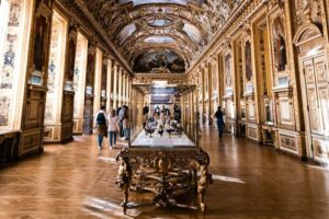 Louvre - Museum - Paris - Galerie d’Apollon, gestaltet von Charles Le Brun, mit Vitrinen, die die Sammlung königlicher Juwelen und dekorativer Kunst zeigen