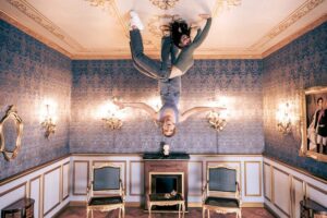 Magic Bavaria Erlebnismuseum - München - Upside-Down-Königssaal mit Frauen die durch eine optische Täuschung an der Decke stehen