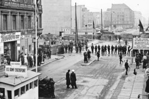 Mauermuseum - Berlin - Checkpoint Charlie 1961 - US-Army-Kontrollpunkt und DDR-Grenzposten an der Berliner Mauer