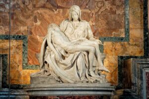 Michelangelo - Pietà Marmorskulptur im Petersdom in der Vatikanstadt: Maria mit dem Leichnam Jesu