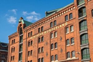 Miniatur Wunderland Hamburg - Außenansicht: Historisches Speichergebäude mit markantem Schriftzug in der Speicherstadt