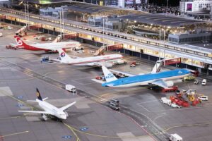 Miniatur Wunderland - Hamburg - Knuffingen Airport: Verschiedene Flugzeugmodelle am Gate eines beleuchteten Terminals