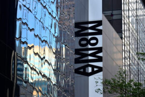 Museum of Modern Art (MoMA) - New York City - Spiegelnde Fassade mit Logo