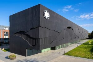 Montblanc Haus - Hamburg - Außenansicht: Das markante schwarze Museumsgebäude mit einem Gebirgsrelief, das an das Mont-Blanc-Massiv erinnert