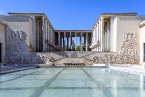 Musée d’Art Moderne de Paris – Außenansicht mit Wasserbecken, Kolonnaden und steinernen Reliefs
