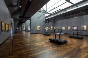 Musée d’Orsay - Paris - Ausstellungsraum mit berühmten impressionistischen Gemälden und Skulpturen