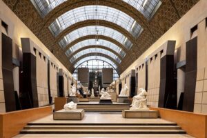 Musée d’Orsay - Paris - Innenansicht der Hauptgalerie mit klassischer Skulpturenausstellung