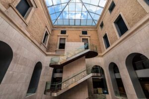 Museo Arqueológico Nacional - Madrid - Patio Sur (Südhof) mit moderner Glasdecke und freistehender Wendeltreppe