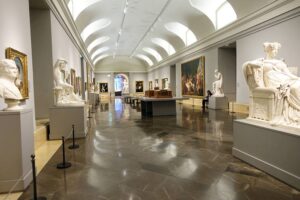 Museo del Prado - Madrid - Museumsgalerie mit klassizistischen Skulpturen und Gemälden
