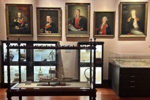 Museo Naval de Madrid - Ausstellung mit historischen Porträts, nautischen Instrumenten und einem detaillierten Schiffsmodell