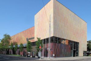 Museum Brandhorst - München - Außenansicht der farbenfrohen Fassade mit tausenden vertikalen Keramikstäben im Kunstareal