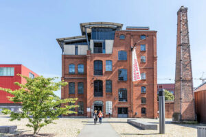 Museum der Arbeit - Hamburg - Außenansicht: Historisches Fabrikgebäude der New-York Hamburger Gummi-Waaren Compagnie mit dem markanten Schornstein in Barmbek