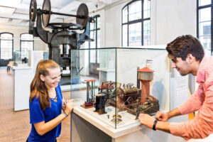 Museum der Arbeit Hamburg - Dampfmaschine: Besucher betrachten ein funktionstüchtiges Modell aus dem Industriezeitalter