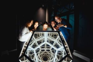 Museum der Illusionen Hamburg - Infinity Dodekaeder: Besucher bestaunen eine leuchtende geometrische Installation