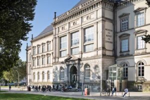 Museum für Kunst und Gewerbe Hamburg (MK&G) - Außenansicht: Historische Fassade des Museums am Hauptbahnhof mit Besuchern im Vordergrund