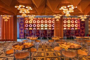 Museum für Kunst und Gewerbe Hamburg (MK&G) - Hamburg - Spiegelkantine: Legendäres 70er-Jahre Interior Design von Verner Panton mit orangen Farbtönen