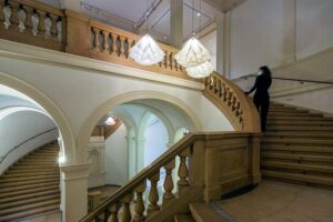 Museum für Kunst und Gewerbe Hamburg (MK&G) - Hamburg - Architektur: Historisches Treppenhaus mit moderner Lichtinstallation der Künstlergruppe DRIFT