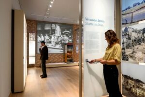 National Holocaust Museum - Amsterdam - Ausstellung mit Projektionen und Audioguide-Unterstützung